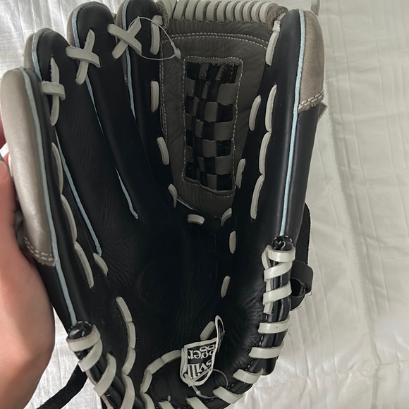 BRAND NEW LOUISVILLE SLUGGER BASEBALL GLOVE - Picture 3 of 5